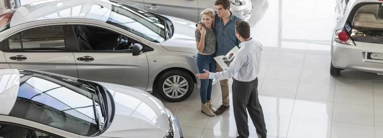 casal em stand de automóveis