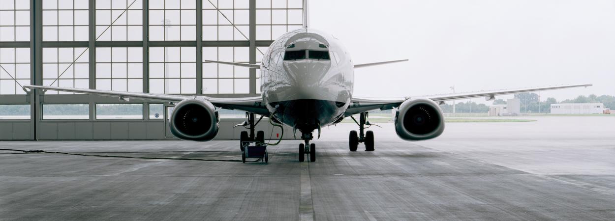 avião em hangar