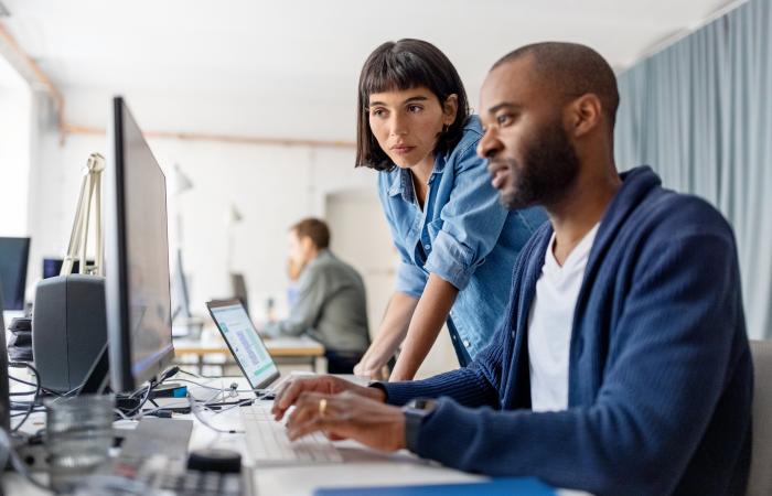 homem e mulher perante ecrã de computador